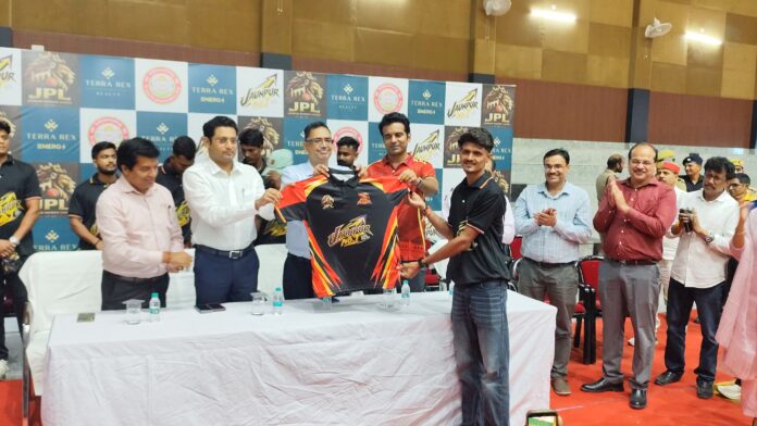 पूर्वांचल विश्वविद्यालय में आयोजित जौनपुर प्रीमियर लीग मैच की जर्सी का आवरण करते हुए जिलाधिकारी सैमुअल पाल एन कार्यक्रम आयोजक अभिषेक सिंह कुलपति प्रो राकेश सिंह पूर्वांचल विश्वविद्यालय में आयोजित जौनपुर प्रीमियर लीग मैच की जर्सी का आवरण करते हुए जिलाधिकारी सैमुअल पाल एन कार्यक्रम आयोजक अभिषेक सिंह कुलपति प्रो राकेश सिंह