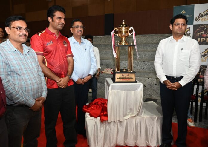 पूर्वांचल विश्वविद्यालय में आयोजित प्रीमियर लीग मैच ट्रॉफी का आवरण करते जिलाधिकारी सैमुअल पाल एन आयोजक अभिषेक सिंह कुलपति प्रो राकेश सिंह पूर्वांचल विश्वविद्यालय में आयोजित प्रीमियर लीग मैच ट्रॉफी का आवरण करते जिलाधिकारी सैमुअल पाल एन आयोजक अभिषेक सिंह कुलपति प्रो राकेश सिंह