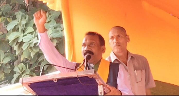 संबोधित करते पूर्व मुख्यमंत्री एवं मुख्य वक्ता मधु कोड़ा और मंच पर अन्य नेता संबोधित करते पूर्व मुख्यमंत्री एवं मुख्य वक्ता मधु कोड़ा और मंच पर अन्य नेता