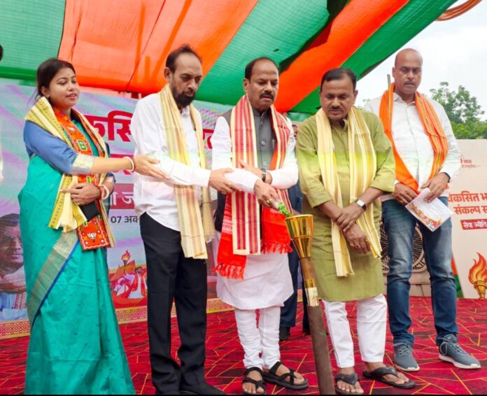 विकसित भारत संकल्प सभा में मशाल जलाते पूर्व मुख्यमंत्री रघुवर दास, सांसद विद्युत वर्णन महतो सहित अन्य