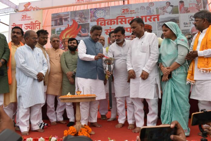 सेवा ज्योति यात्रा में  विनोद तावड़े