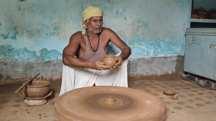 चाक पर दीए बनाते कुम्हार