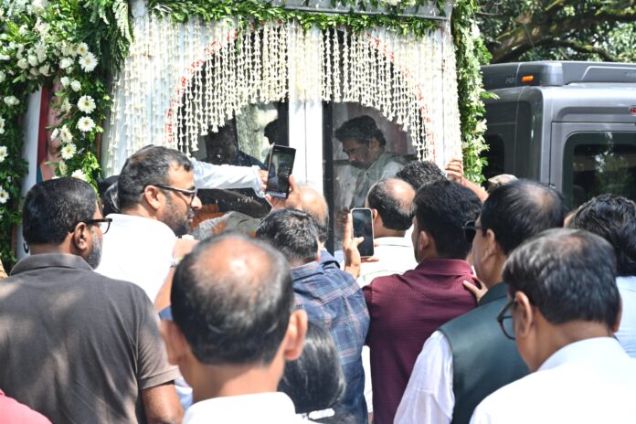मुख्यमंत्री रवाना होते मुख्यमंत्री रवाना होते