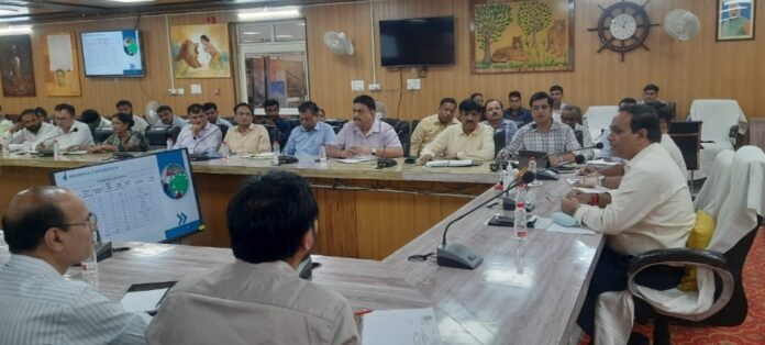 समीक्षा बैठक में मौजूद डीएम व अधिकारी समीक्षा बैठक में मौजूद डीएम व अधिकारी