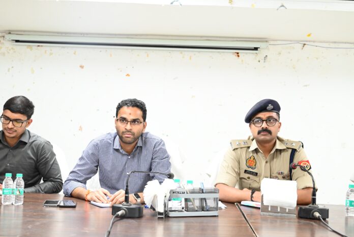 बैठक लेते डीएम एस पी बैठक लेते डीएम एस पी
