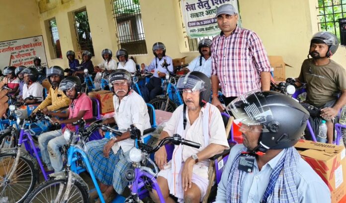 दरभंगा:दिव्यांगजनों के बीच बैट्री चालित ट्राई साइकिल वितरित करते बीडीओ संदीप कुमार पांडेय।