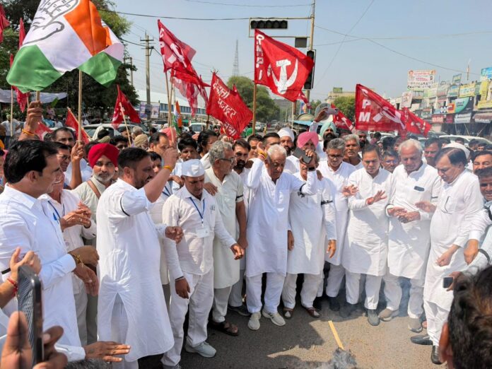 फतेहाबाद। प्रदर्शन कर सीईसी का पुतला फूंकते इंडिया गठबंधन के कार्यकर्ता।