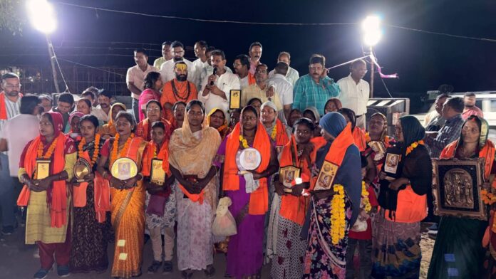 सम्मानित होने वाले स्वच्छता कर्मचारियों का छाया चित्र सम्मानित होने वाले स्वच्छता कर्मचारियों का छाया चित्र