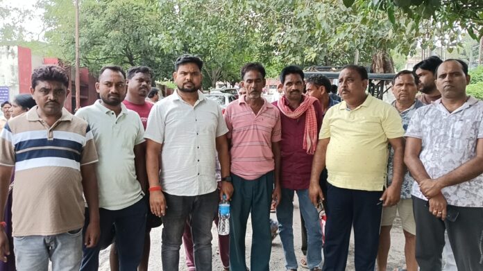 एसएनएमएमसीएच में जुटी मृतक के जानने वालों की भीड़