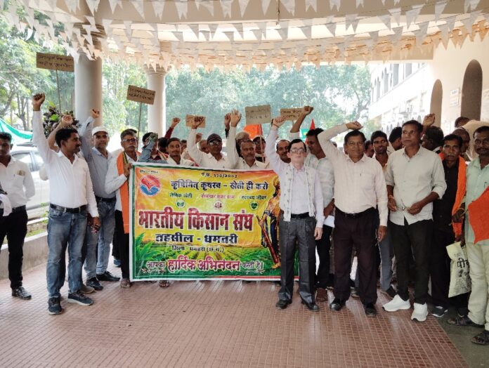 कलेक्ट्रेट परिसर में किसानों की मांगों को लेकर ज्ञापन सौंपने पहुंचे भारतीय किसान संघ के पदाधिकारी।
