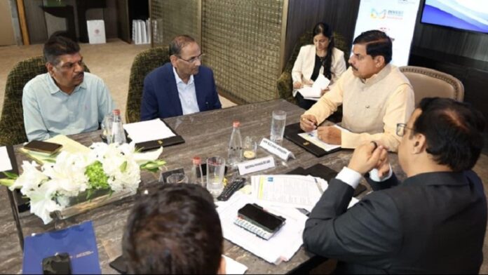 मुंबई में उद्योग प्रमुखों से की वन-टू-वन चर्चा करते हुए मप्र के मुख्यमंत्री मुंबई में उद्योग प्रमुखों से की वन-टू-वन चर्चा करते हुए मप्र के मुख्यमंत्री