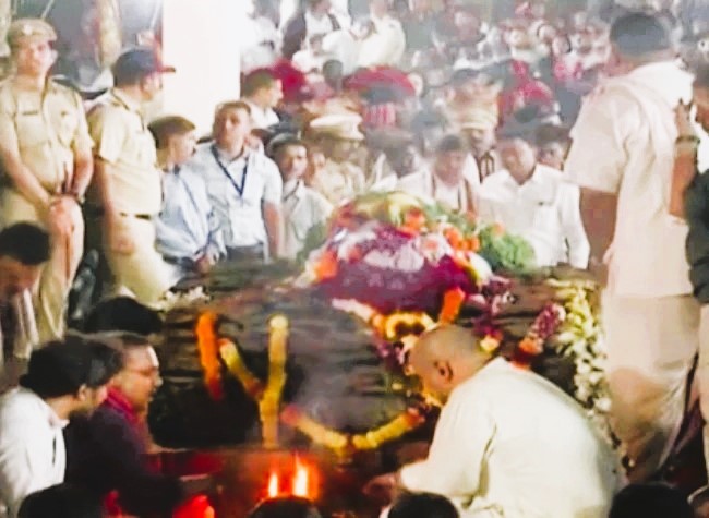 नाना पाटेकर के अंतिम संस्कार का पल नाना पाटेकर के अंतिम संस्कार का पल