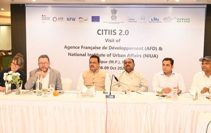 फ्रांस से आए प्रतिनिधिमंडल के समक्ष परियोजनाओं का प्रस्तुतीकरण फ्रांस से आए प्रतिनिधिमंडल के समक्ष परियोजनाओं का प्रस्तुतीकरण