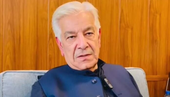 पाकिस्तान के रक्षामंत्री ख्वाजा आसिफ जियो न्यूज से बात करते। पाकिस्तान के रक्षामंत्री ख्वाजा आसिफ जियो न्यूज से बात करते।