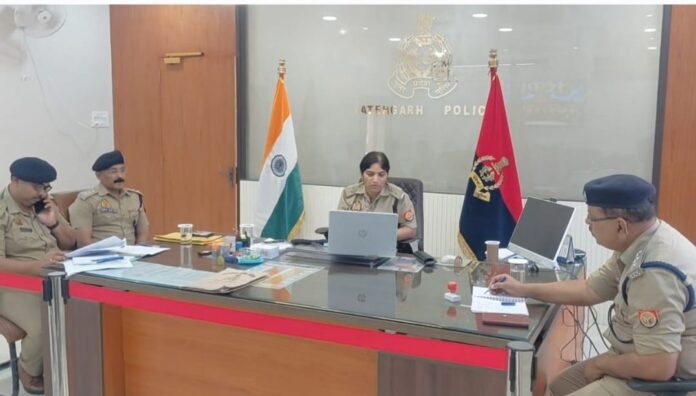 निर्देश देती एसपी निर्देश देती एसपी