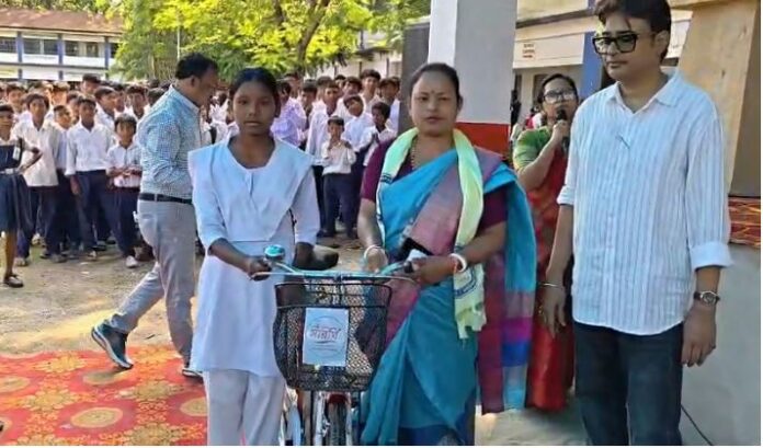 राजगंज पंचायत समिति की अध्यक्ष मोनिका अधिकारी छात्रा को साइकिल प्रदान करते हुए राजगंज पंचायत समिति की अध्यक्ष मोनिका अधिकारी छात्रा को साइकिल प्रदान करते हुए