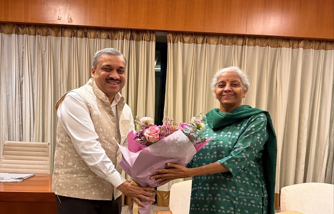 चांगी इंटरनेशनल एयरपोर्ट पर भारत के हाई कमिश्नर शिल्पक अंबुले ने वित्त मंत्री का किया स्वागत चांगी इंटरनेशनल एयरपोर्ट पर भारत के हाई कमिश्नर शिल्पक अंबुले ने वित्त मंत्री का किया स्वागत