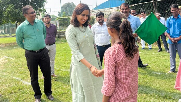 खिलाड़ी से परिचय करती डीएम
