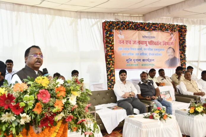 सभा को संबोधित करते कृषि मंत्री