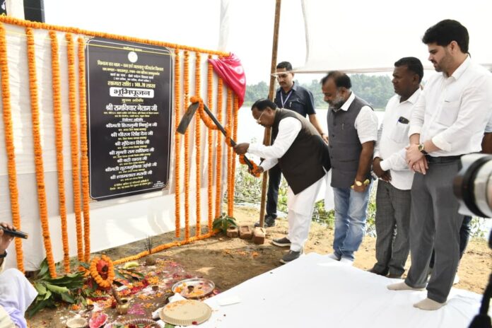 भूमिपूजन करते नेताम
