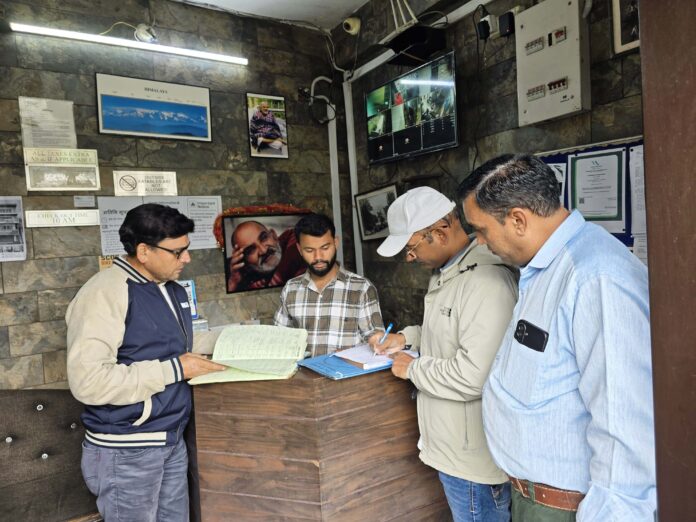 एक इकाई का निरीक्षण करती पर्यटन विभाग की टीम। एक इकाई का निरीक्षण करती पर्यटन विभाग की टीम।
