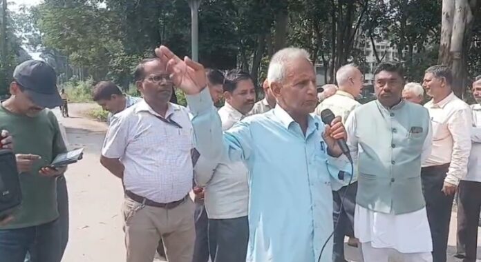 सभा को संबोधित करते लालदेव सिंह सहित अन्य सभा को संबोधित करते लालदेव सिंह सहित अन्य