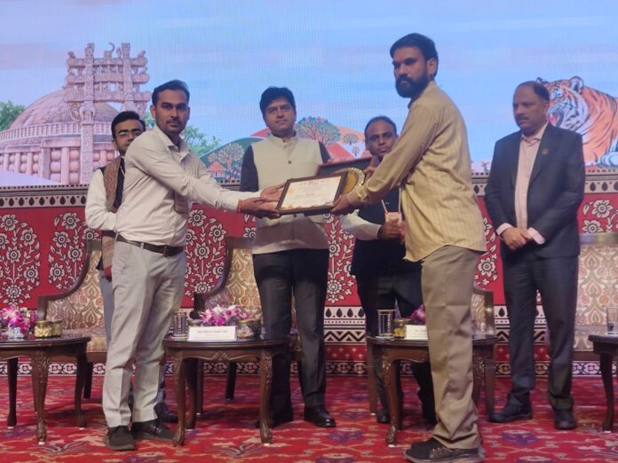 मध्य प्रदेश ट्रैवल मार्ट 2026 में उत्कृष्ट प्रदर्शन करने वाले प्रतिभागियों एवं संस्थानों का सम्मान समारोह राजधानी भोपाल में, सचिव पर्यटन और मध्यप्रदेश पर्यटन बोर्ड के प्रबंध संचालक डॉ. इलैयाराजा टी. ने सभी को सम्मान दिया।