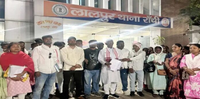 थाना के बाहर पाहन सहित अन्य