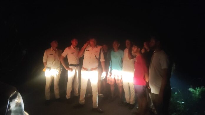 घटनास्थल पर पहुंची पुलिस घटनास्थल पर पहुंची पुलिस