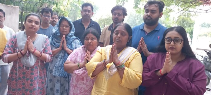 मेडिकल कॉलेज में देह को अंतिम प्रणाम करतीं हुई परिवार की महिलाएं मेडिकल कॉलेज में देह को अंतिम प्रणाम करतीं हुई परिवार की महिलाएं