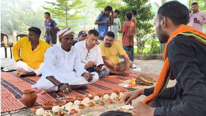 पिंडदान करते अंत्योदय संस्था के संयोजक पारसद और पूर्व पत्रकार प्रवीण सेठी पिंडदान करते अंत्योदय संस्था के संयोजक पारसद और पूर्व पत्रकार प्रवीण सेठी