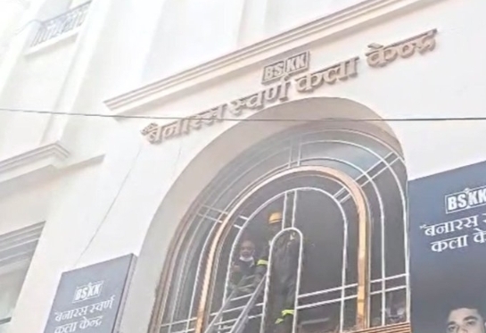 बनारस स्वर्ण आभूषण दुकान में आग बुझाते फायर सर्विस स्टाफ बनारस स्वर्ण आभूषण दुकान में आग बुझाते फायर सर्विस स्टाफ