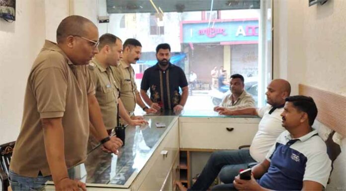 हाउस अरेस्ट किए कैश खुराना व अन्य