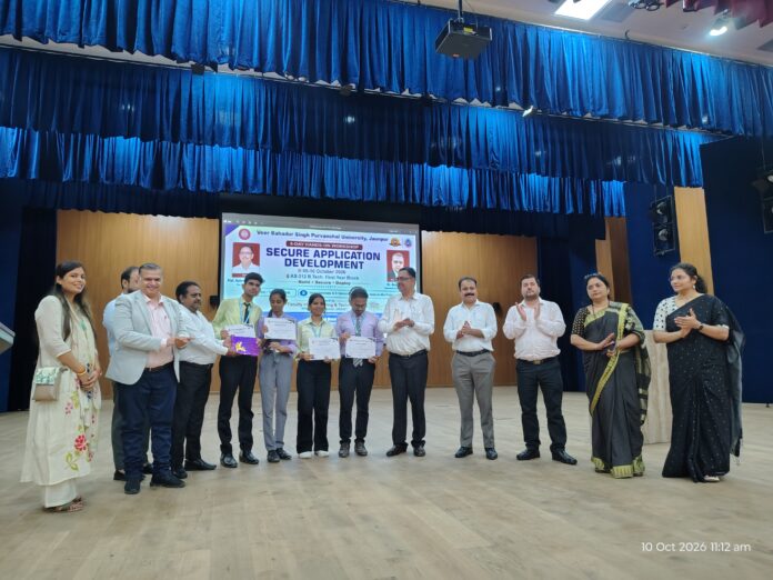 पूर्वांचल विश्वविद्यालय में आयोजित कार्यक्रम में उपस्थित मुख्य अतिथि कुलपति प्रो राकेश कुमार सिंह छात्र छात्राएं को सम्मानित करते हुए पूर्वांचल विश्वविद्यालय में आयोजित कार्यक्रम में उपस्थित मुख्य अतिथि कुलपति प्रो राकेश कुमार सिंह छात्र छात्राएं को सम्मानित करते हुए
