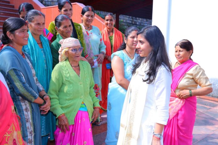 यमकेश्वर के सिरसू क्षेत्र में भ्रमण के दौरान स्थानीय लोगों के साथ डीएम