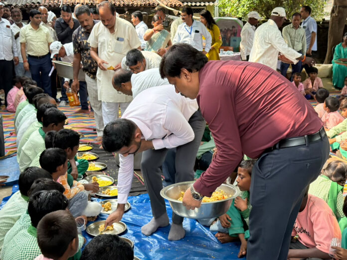 अपने हाथों से मध्याह्न भोजन परोसते उपायुक्त दिलीप प्रताप सिंह शेखावत अपने हाथों से मध्याह्न भोजन परोसते उपायुक्त दिलीप प्रताप सिंह शेखावत