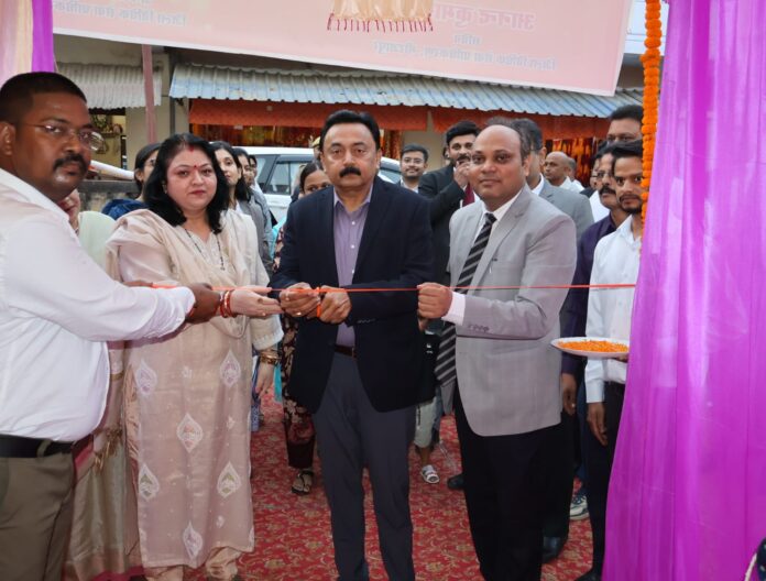विधिक सेवा शिविर का शुभारंभ करते न्यायाधीश व अन्य।