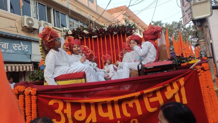 शोभायात्रा में निकाली गई झांकी के साथ अग्रवाल सभा के लोग