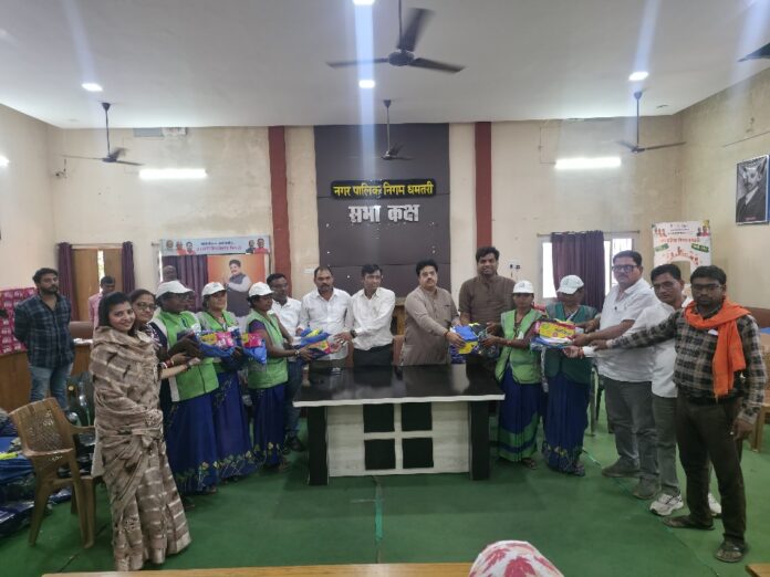 नगर निगम के सभा कक्ष में स्वच्छता दीदियों को ड्रेस वितरित करते महापौर रामू रोहरा, निगम आयुक्त अरुण वर्मा सहित अन्य जनप्रतिनिधि। नगर निगम के सभा कक्ष में स्वच्छता दीदियों को ड्रेस वितरित करते महापौर रामू रोहरा, निगम आयुक्त अरुण वर्मा सहित अन्य जनप्रतिनिधि।