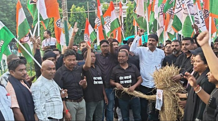 कांग्रेसियों द्वारा विरोध प्रदर्शन और पुतला दहन