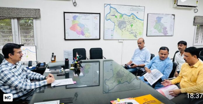 भाजपा के पूर्व प्रदेश अध्यक्ष डॉ. दिनेशानंद गोस्वामी प्रतिनिधिमंडल के साथ जिला उपायुक्त से मुलाकात कर ज्ञापन सौंपते