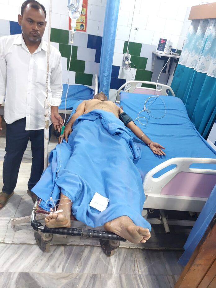 घायल युवक उपचार के लिए बीएचयू ले जाते हुए