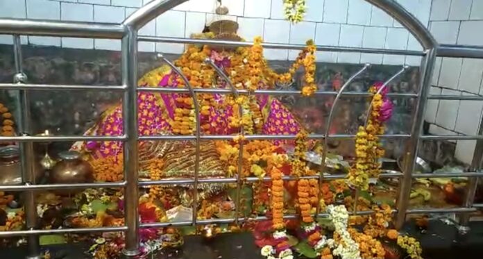 मां कालिका के गर्भ ग्रह की तस्वीर मां कालिका के गर्भ ग्रह की तस्वीर