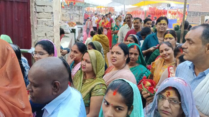 शैलपुत्री के दरबार में दर्शन के लिए कतारबद्ध श्रद्धालु महिलाएं शैलपुत्री के दरबार में दर्शन के लिए कतारबद्ध श्रद्धालु महिलाएं