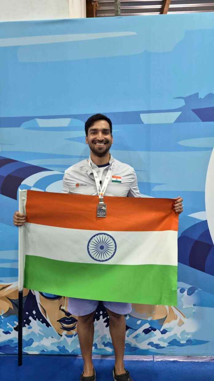 तिरंगे के साथ विजई होने के बाद अवनीश कुमार सिंह