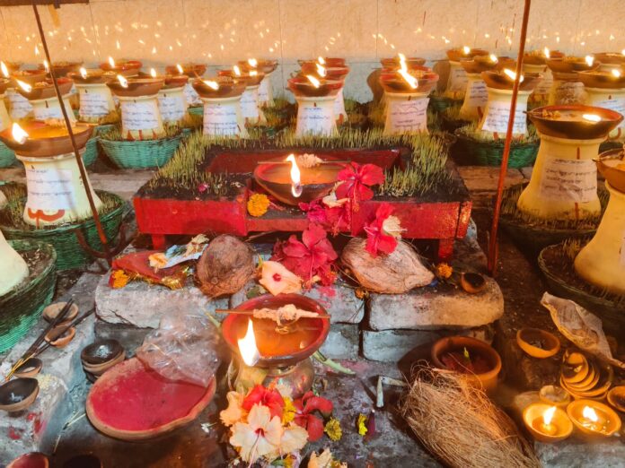 कोरबा के सर्वमंगला मंदिर में शारदीय नवरात्रि की धूम, 12,106 ज्योति कलश प्रज्वलित; विदेशों से भी पहुंची आस्था की ज्योति कोरबा के सर्वमंगला मंदिर में शारदीय नवरात्रि की धूम, 12,106 ज्योति कलश प्रज्वलित; विदेशों से भी पहुंची आस्था की ज्योति