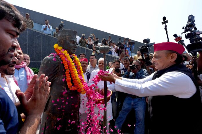 जयप्रकाश नारायण की प्रतिमा पर पुष्प अर्पित करते सपा अध्यक्ष अखिलेश यादव
