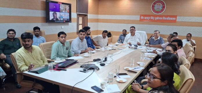 पूर्वांचल विश्वविद्यालय कुलपति प्रो राकेश कुमार सिंह बच्चों के साथ वीडियो कॉन्फ्रेंसिंग के दौरान साथ में बैठक करते हुए