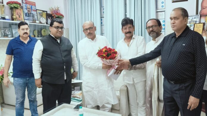 स्पीकर से मुलाकात करते लोगों की तस्वीर स्पीकर से मुलाकात करते लोगों की तस्वीर