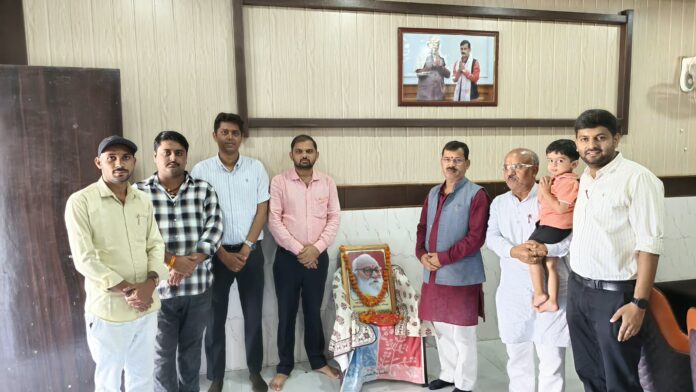 राष्ट्रऋषि नानाजी देशमुख की जयंती पर पुष्पार्चन
